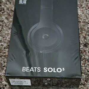 Beats Solo e wireless headphones